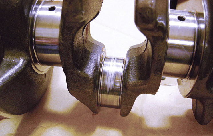 Коленчатый вал со следами наволакивания материала
вкладыша на поверхность шейки – типичный случай
работы двигателя при недостаточном уровне масла