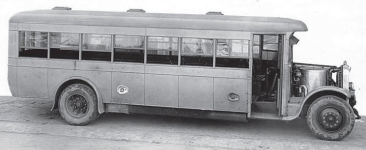 Рис. 3. Внешний вид парового автобуса «Геншель».
Сразу и не скажешь, что под капотом не ДВС, а парогенератор...