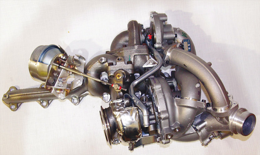Язык не поворачивается назвать «это» турбиной. Очевидно, что это «регулируемая двухступен-
чатая система турбонаддува» BorgWarner для 3-литрового, 265-сильного турбодизеля BMW M57