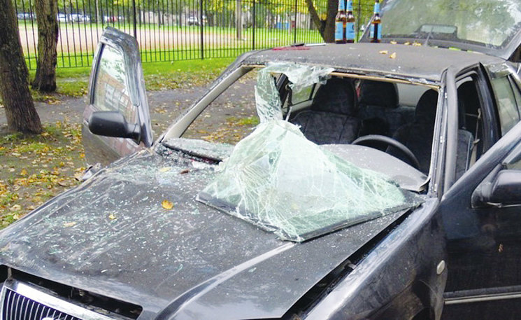 Стекло вклеено с нарушением
технологии. Подушка безопасности
сорвала левый край стекла с рамки.
Что стало с водителем?