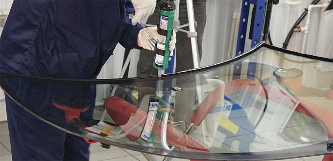 Размеренно и не торопясь наносим по обработанному периметру стекла высокомодульный полиуретановый клей Dinitrol 9100