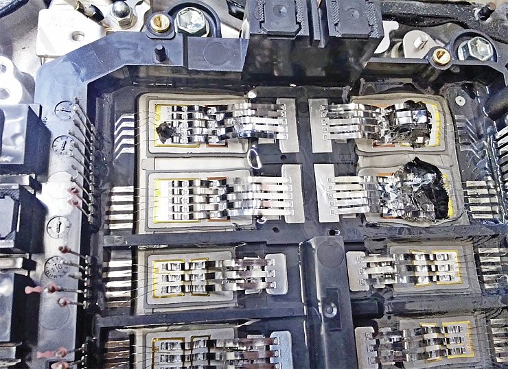Силовые транзисторы инвертора Prius К30, взорвавшиеся из-за перегрева, связанного с
выходом из строя электрической помпы гибридной системы