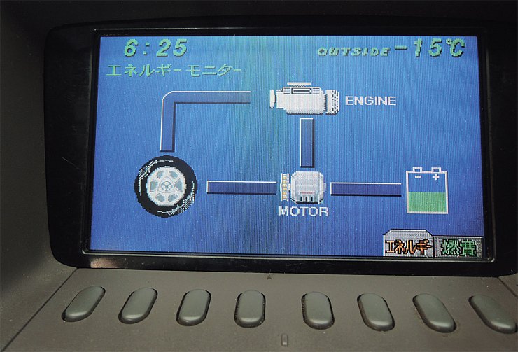 Штатный монитор Prius К10 со включенным зажиганием. В этом случае штатное
зарядное устройство не может быть активировано никаким способом. Монитор
установлен по центру передней консоли автомобиля