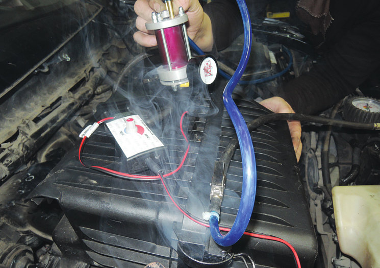 Фото 2. Дымовая машина в работе.
Утечка происходит через порваный резиновый уплотнитель