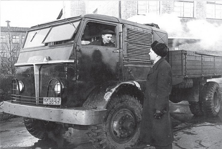 Советский паровой автомобиль НАМИ-
012 во дворе своей колыбели — Научно-
исследовательского автомобильного и
автомоторного института. Компоновка
Overtype, когда котел и машина
образуют один агрегат, расположеный
за кабиной водителя