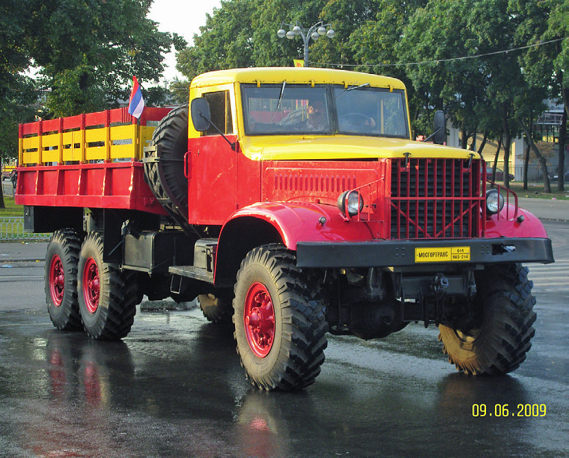 ЯАЗ-214 (впоследствии КрАЗ-214) с дизелем ЯАЗ-М 206, действующий экспонат музея «Мосгортранс»