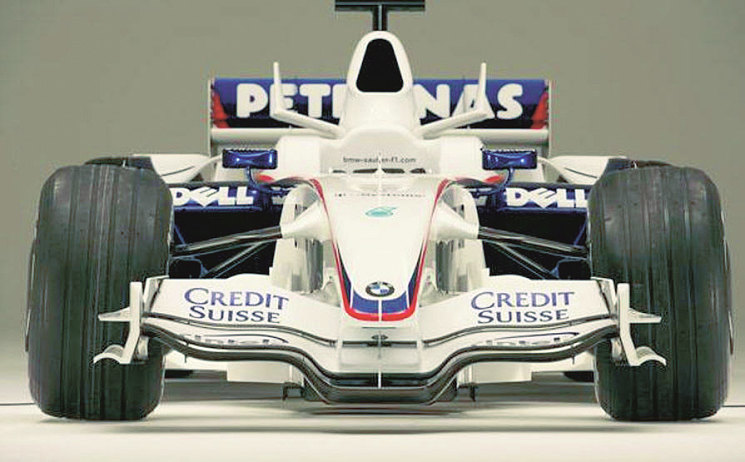 Значительный отрицательный развал колес передней оси BMW Sauber F1.08 – гарантия того, что в быстрых поворотах внешнее колесо будет предельно цепким
