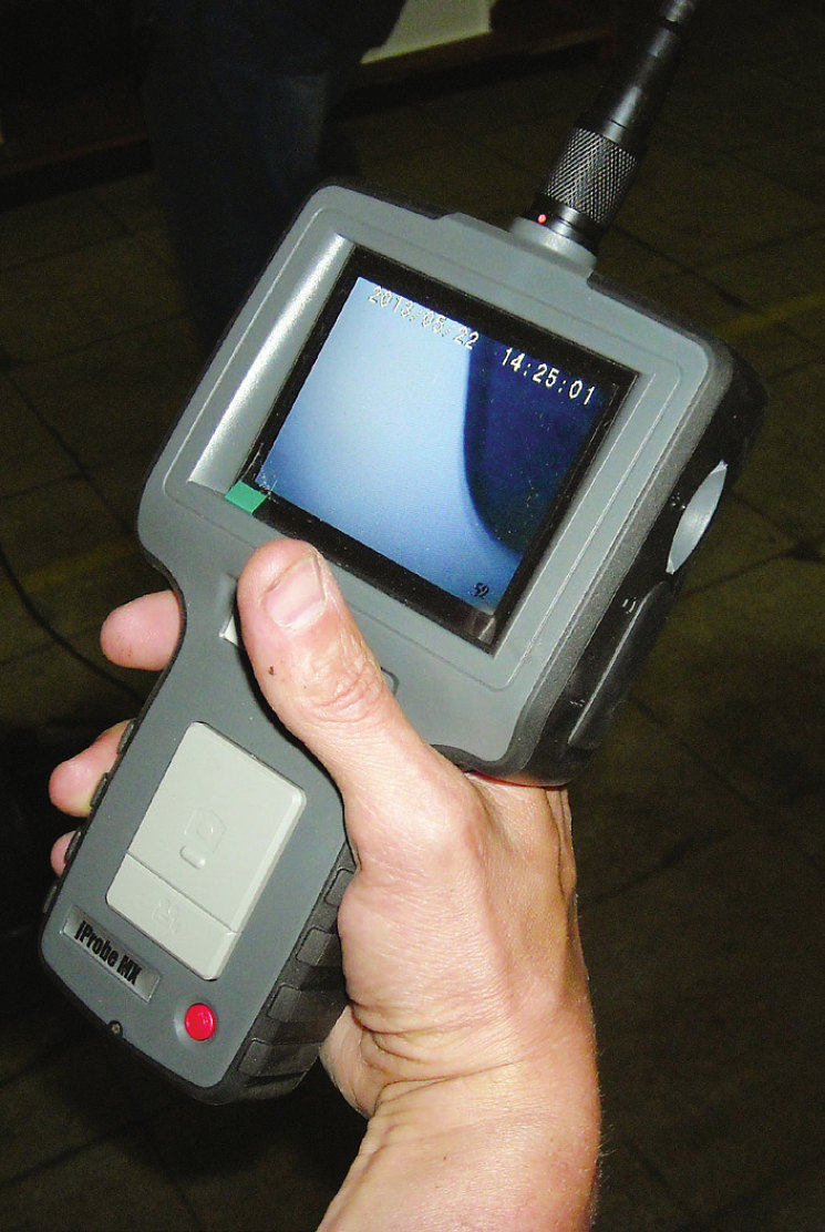 Бороскоп (технический
видеоэндоскоп) с камерой
и встроенной подсветкой позволяет
заглянуть в потаенные уголки кузова