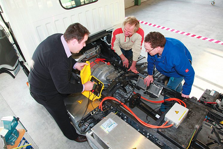 На обучающих курсах ZF Services
при послепродажном обслуживании
автомобилей предлагают полноценные
семинары по электрическим
и гибридным технологиям