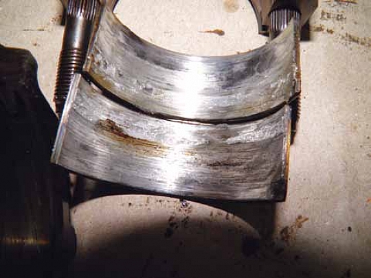 Естественный результат работы двигателя на  «гуталине» — задранные вкладыши коленвал