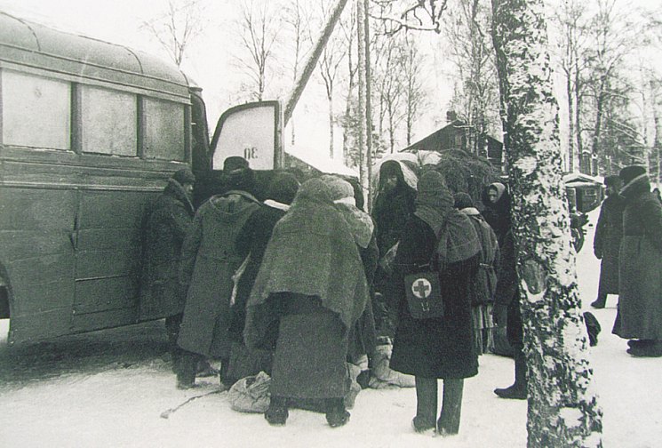 Посадка эвакуируемых ленинградцев на автобус ЗИС-16 2-го Московского парка у поселка Осиновец на Ладоге. Первая блокадная зима