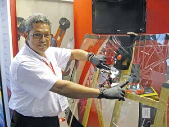 Вице-президент компании Equalizer Гилберт Гутиэрас демонстрирует фирменный набор Rock Star для ремонта больших ветровых стекол грузовиков и автобусов
