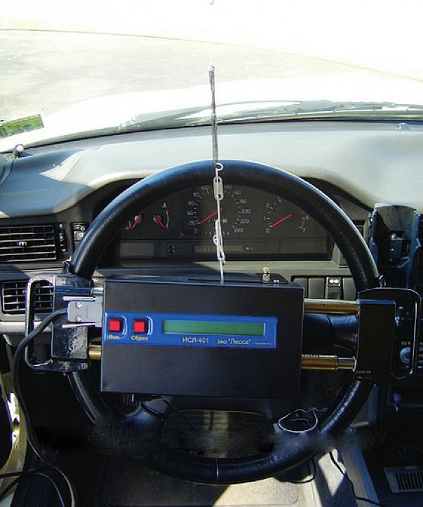 Измерение суммарного люфта
рулевого управления — специфическое
требование российского стандарта.
Для его выполнения в состав
комплекта включен люфтомер