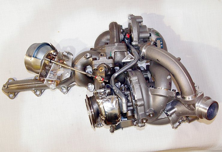 Язык не поворачивается назвать «это» турбиной.
Очевидно, что это «регулируемая двухступенчатая
система турбонаддува» BorgWarner
для 3-литрового, 265-сильного
турбодизеля BMW M57