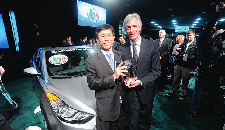 Глава североамериканского подразделения Джон
Крафчик и президент исследовательского центра
Hyundai-Kia Motors Сонг Хюн Пак получают премию
«Автомобиль года 2012»