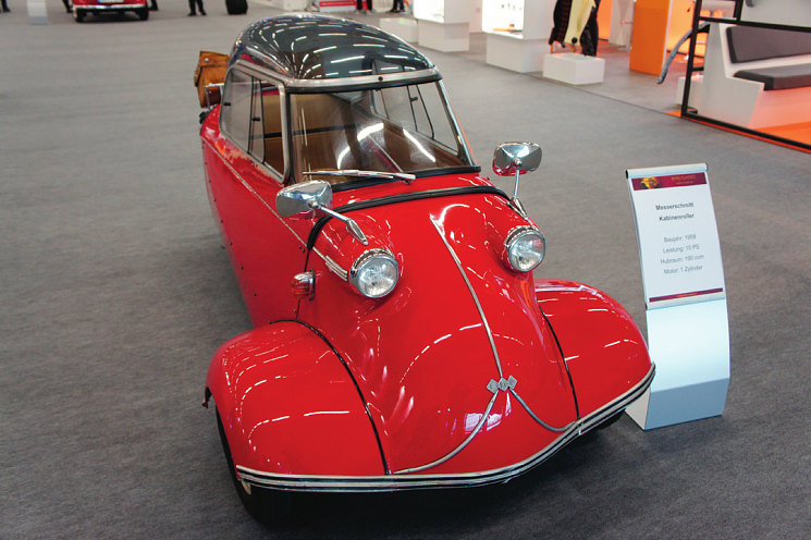 А это экспонат ретроэкспозиции Classic Cars уникальный Messerschmitt Kabinenroller. Год выпуска 1958-й, оснащен одноцилиндровым мотором 190 см 3 и мощностью 10 л.с. Естественно, двухтактным