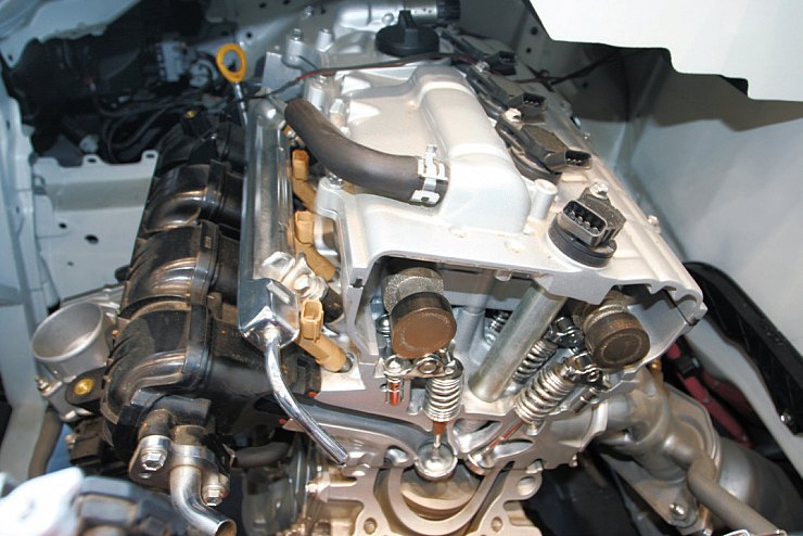 Разрез рядного 16-клапанного ДВС гибридного автомобиля
Toyota Prius, работающего по циклу Аткинсона
