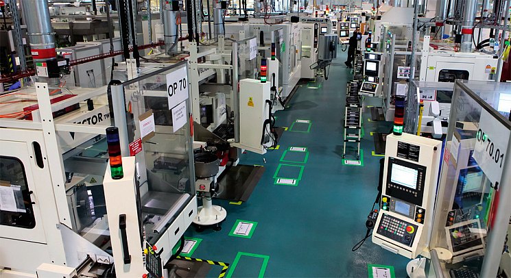 На заводе царят роботы
и автоматизированные линии