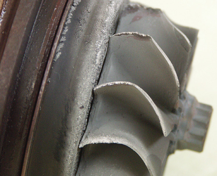 Выкрошенные периферийные кромки лопаток турбинного колеса – верный признак перекручивания
