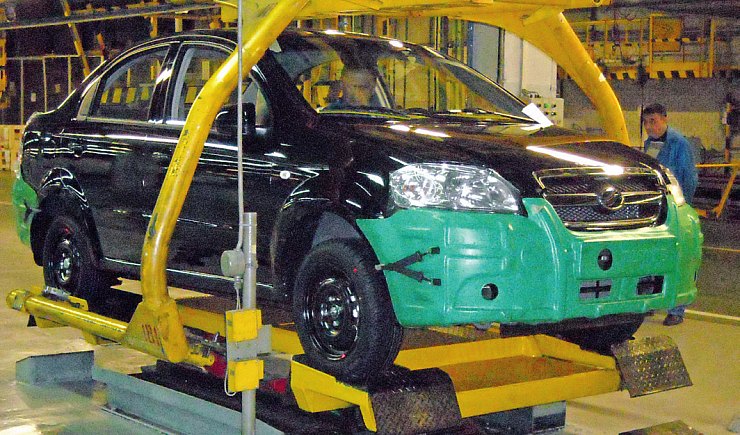 Зеленые накладки на бамперах защищают автомобиль
от повреждений на последних метрах конвейера
