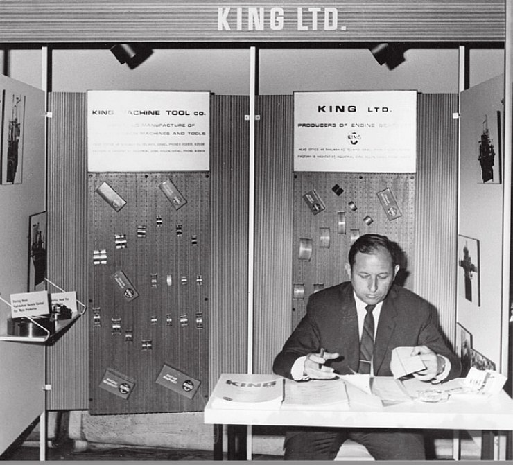Основатель компании KING Шмуэль
Заславски демонстрирует продукцию
компании на выставке (70-е годы
прошлого века)