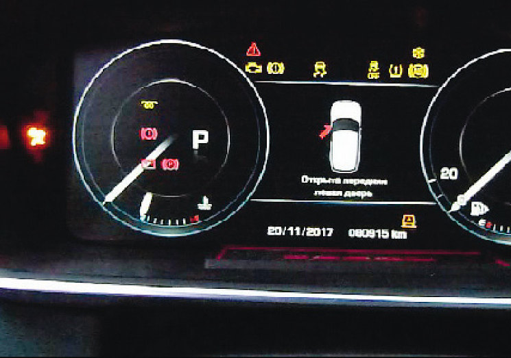 Фото 5. Включены световые индикаторы до пуска двигателя. Включен индикатор MIL (показан стрелкой)