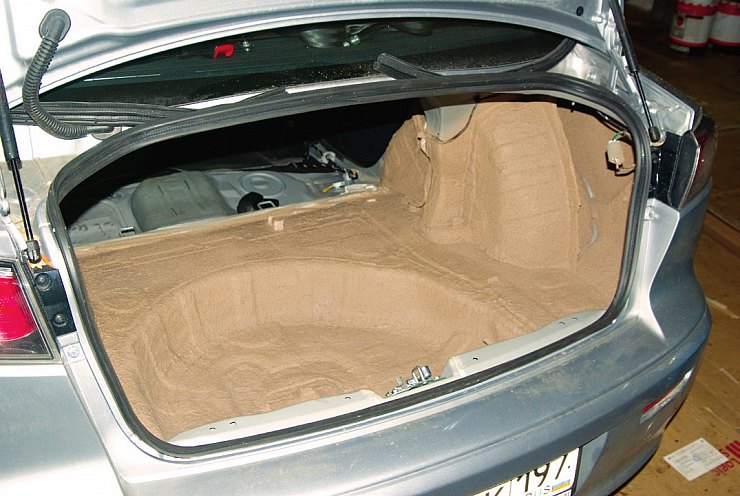 Пример обработки материалом Noxudol 3100 пола багажника в
процессе эксперимента