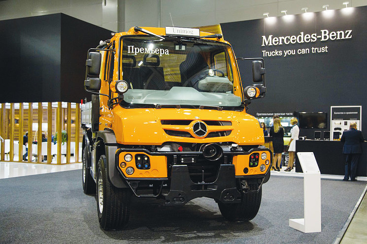 На выставке состоялась премьера нового модельного ряда Mercedes-Benz с двигателем «Euro V», в том числе многофункционального грузового автомобиля UnimogU529, способного заменить целый парк специальной техники