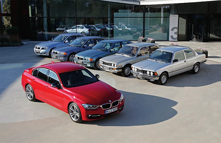 Все шесть поколений BMW 3­й серии.
На заднем плане справа налево:
BMW E21 (1975–1983), BMW E30 (1982–1994),
BMW E36 (1990–2000), BMW E46 (1998–2006),
BMW E90 (2005–2011)