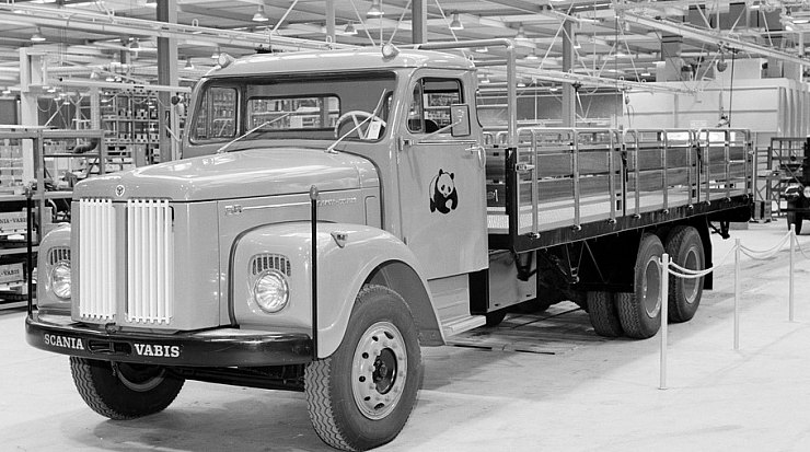 Это грузовик Scania-Vabis L56, который был подарен принцу Бернарду на церемонии открытия завода в Цволле
