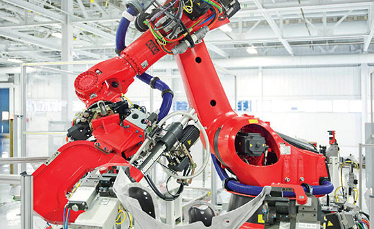 Все больше производителей используют роботов, уже через несколько лет их применение будет обходиться дешевле труда наемных работников.