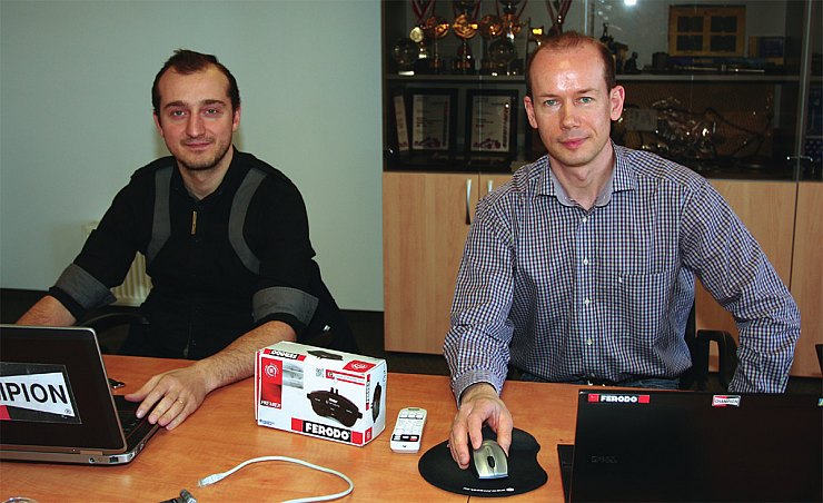 Директор по маркетингу Federal-Mogul в России и странах СНГ тимур Имнаишвили (слева)
и Максим Атаров рассказывают о достижениях компании Federal-Mogul