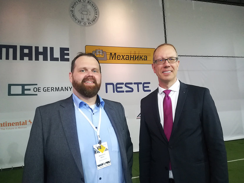 Майкл Фикс -руководитель технического подразделения компании "SM Motorenteile" и д-р Ханно Штёкер - руководитель и член правления Немецко-Российского экономической союза. (На фото, слева направо).