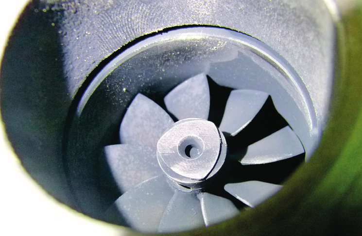 Фото 18. Внутренняя поверхность корпуса турбинной секции и турбинное колесо покрыты тонким слоем сухой сажи