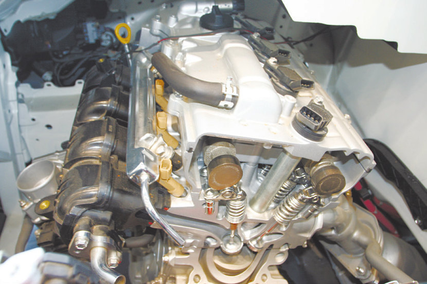 Разрез рядного 16-клапанного ДВС гибридного автомобиля Toyota Prius, работающего по циклу Аткинсона