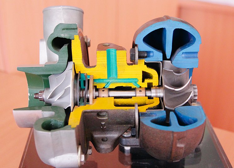 В конструкции турбокомпрессора применяется двухопорная схема
фиксации вала в центральном корпусе: 1 – опорные подшипники; 2 –
упорный подшипник