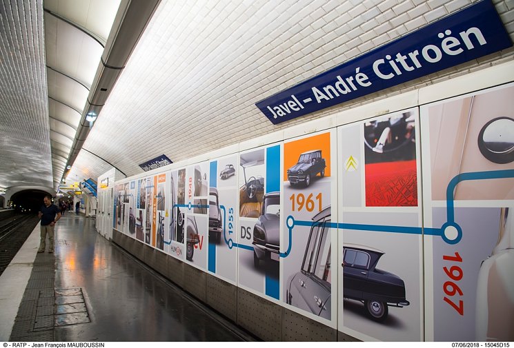 Выставка, посвящённая истории компании Citroën, на платформах станции метро «Жавель — Андре Ситроен», как знак уважения со стороны RATP (1986 г.).