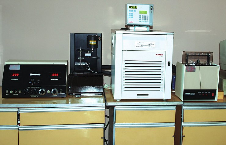 Оборудование для определения вязкостных свойств моторных
масел в соответствии с SAE J 300. Слева направо: прибор CCS
для определения пусковых свойств моторных масел; криостат
для получения низких температуp; прибор MRV для определения
прокачиваемости масла