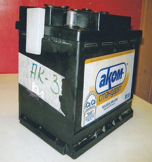 Чтобы избежать подтеков из аккумулятора, создатели АКБ 
«АКОМ» закрепили у вентиляционного канала емкость для сбора 
конденсата