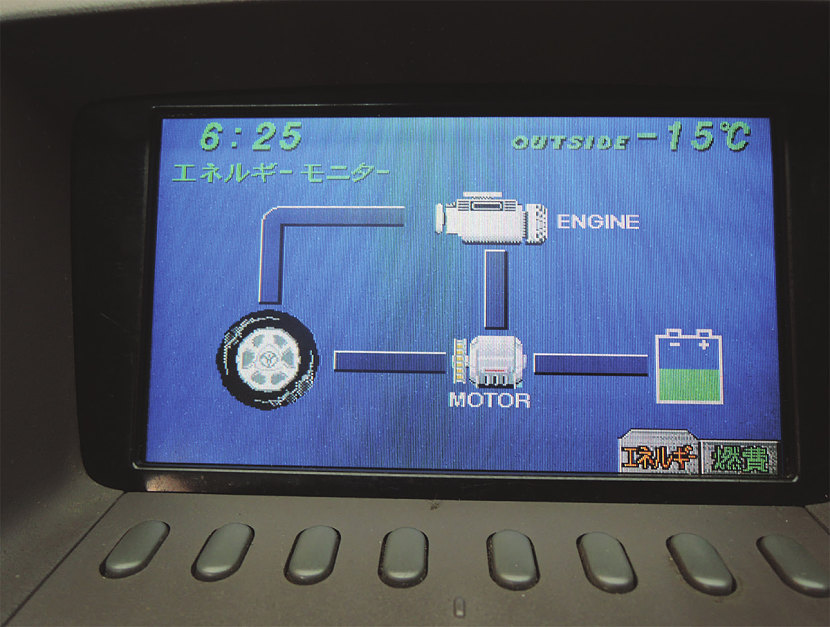 Штатный монитор Prius К10 со включенным зажиганием. В этом случае штатное зарядное устройство не может быть активировано никаким способом. Монитор установлен по цен- тру передней консоли автомобиля