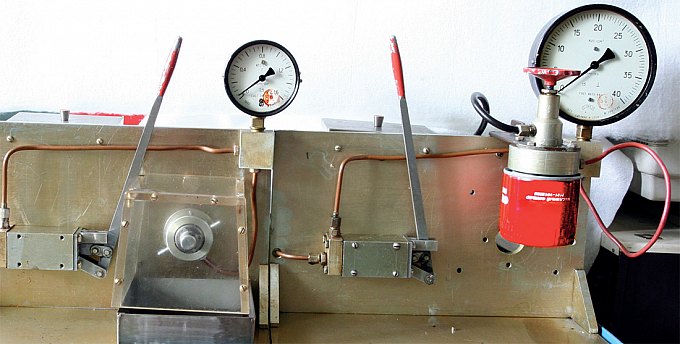 Стенд для проверки перепускного клапана (слева) и испытаний фильтра на предельное давление (справа)