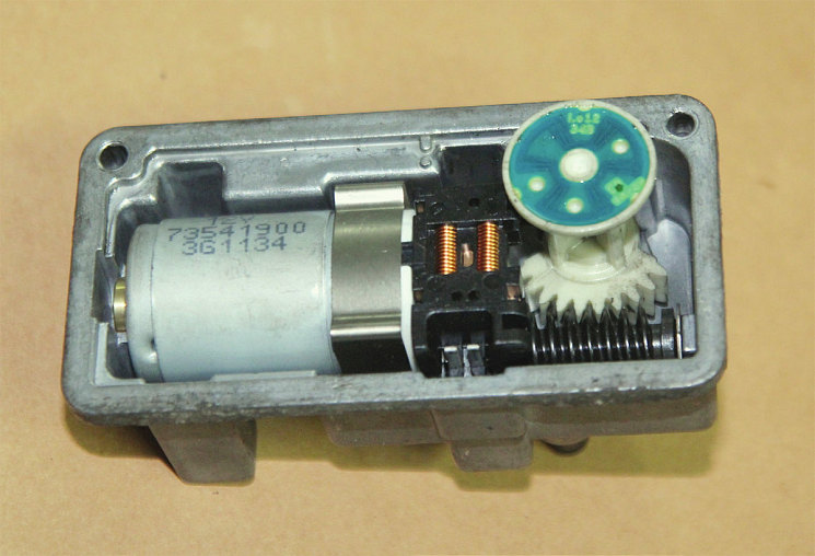 Фото 4. Электронный блок управления ТК состоит из сервопривода с редуктором и датчиком положения…