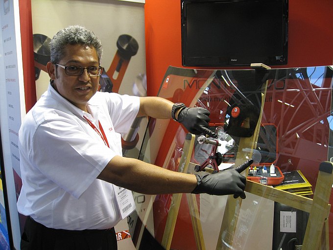 Вице-президент компании Equalizer Гилберт Гутиэрас демонстрирует фирменный набор Rock Star для ремонта больших ветровых стекол грузовиков и автобусов