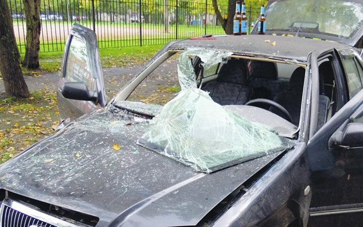 Стекло вклеено с нарушением технологии. Подушка безопасности сорвала левый край стекла с рамки. Что стало с водителем?