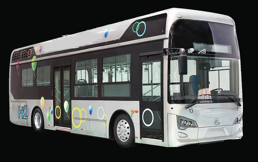 Рис. 8. 11-метровый гибридный автобус с водородной системой топливных элементов,
построенный на новом заводе в г. Юньфу