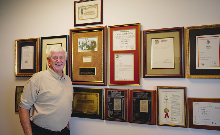 Основатель фирмы Equalizer Рэй Эсбери (1944–2011) в комнате-музее своей компании