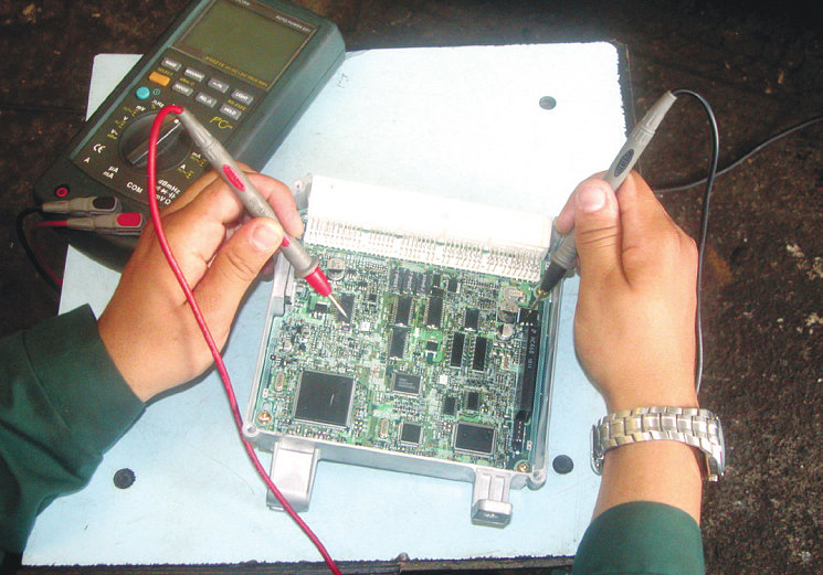 Цепь подогрева широкополосного l-датчика коммутирует
мощный транзистор (справа), а нагревом второго
«кислородника» управляет многоканальная микросхема (слева)