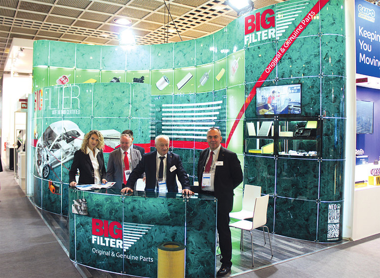 Команда «БИГ фильтр» на юбилейной 25-й Международной выставке Automechanika во Франкфурте-на-Майне в сентябре 2018 года. Интересно, что начиная с 1994 года. компания не пропустила ни одной франкфуртской ярмарки. В России таких предприятий больше нет