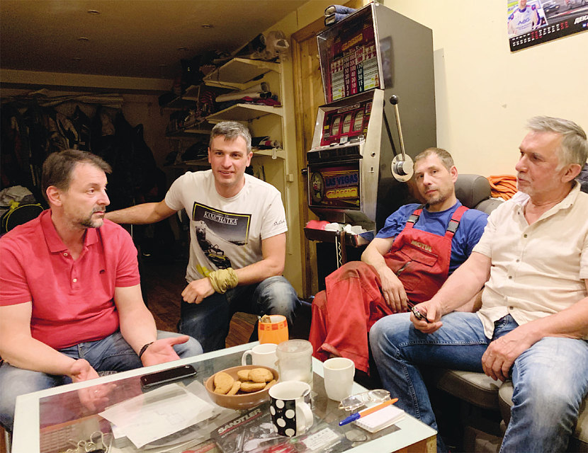 В поисках истины. Слева направо: Иван Тараканов, Владимир Вздоров, Сергей Курбатов,
Владимир Смольников