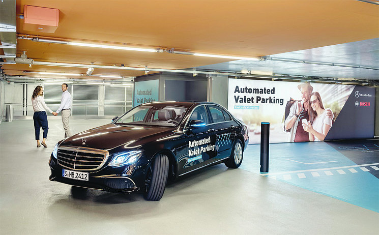 Bosch и Daimler доказали, что система автоматической парковки уже реальность. Теперь при помощи смартфона водители могут автоматически парковать автомобили